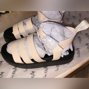 Women’s blush color medium height platform sandel